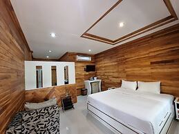 Phuvara Boutique