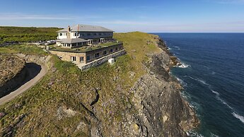 Lewinnick Lodge