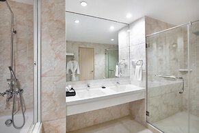 Golden Prince Hotel and Suites