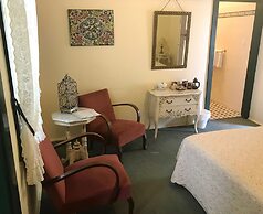 The Chalet Guesthouse and Studio