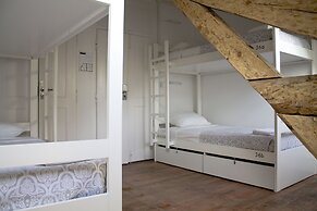 WW Hostel & Suites