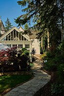 Cairn Lodge