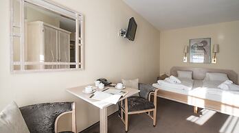 Crystls Aparthotel