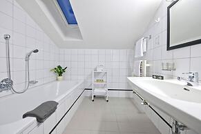 Crystls Aparthotel