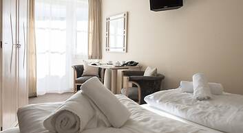 Crystls Aparthotel