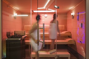 Crystls Aparthotel