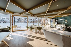 Crystls Aparthotel