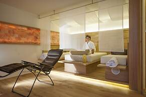 Crystls Aparthotel