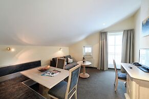 Crystls Aparthotel