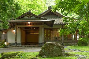 Nara Kasugaokuyama Tsukihitei