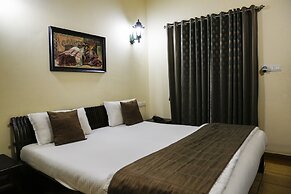 The Colonial Manek Manor