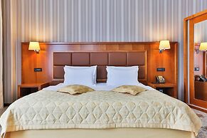 KINGS PARK HOTEL