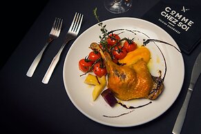 Comme Chez Soi Restaurant & Auberge