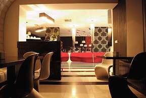 Hotel Black & White