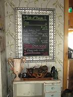 Fat Owl Motel, Bar & Eatery