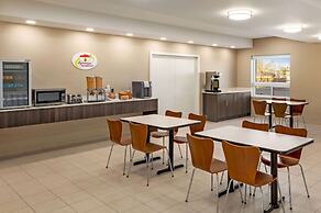 Super 8 by Wyndham Thompson