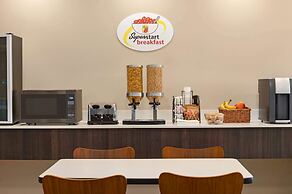 Super 8 by Wyndham Thompson