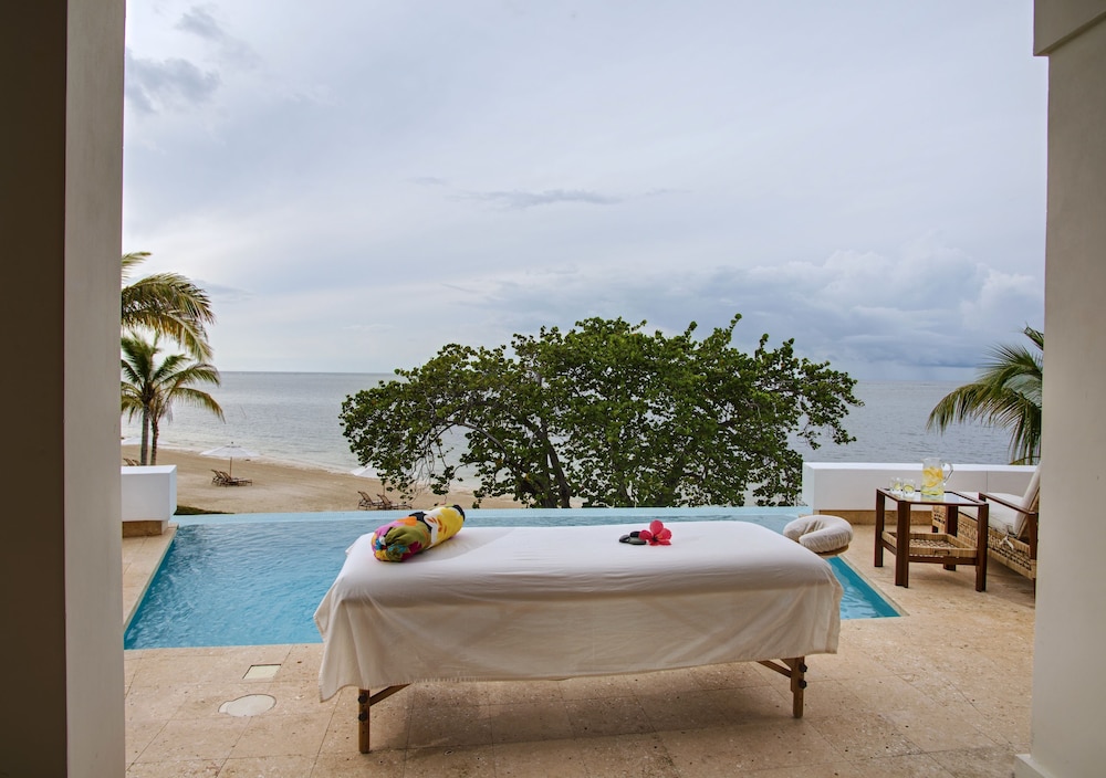 Las Verandas Hotel & Villas