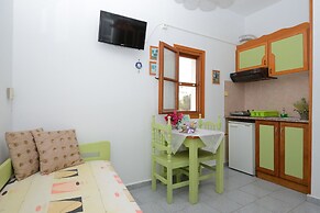 Dora's Studios and Apartments
