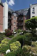 THE RED Apartments