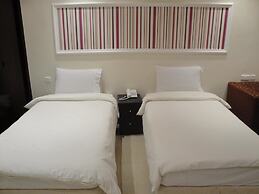 Marina Royal Hotel Suites