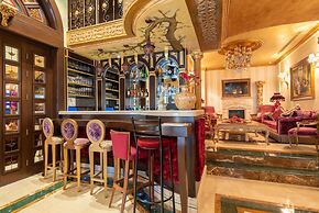 Q Hotel
