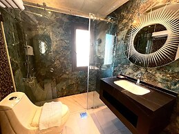Q Hotel