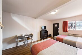 Motel 6 Cranbrook, BC