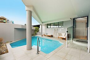 La Promenade Absolute Waterfront Apartments