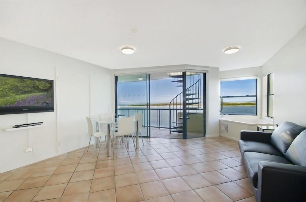 La Promenade Absolute Waterfront Apartments