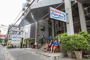 Flipper House Hotel