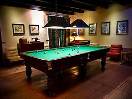 Eight Bells Mountain Inn