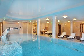 Retro Riverside Wellness Resort
