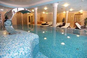 Retro Riverside Wellness Resort