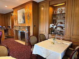 Crown Mansion Boutique Hotel & Villas
