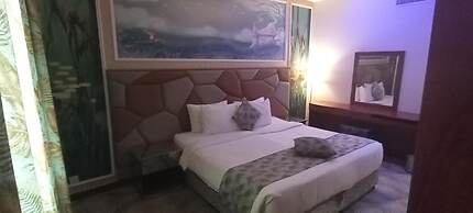 Meral Crown Hotel