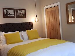 The Bowes Hotel