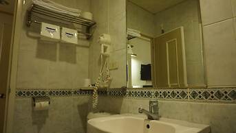 Riverside Hotel
