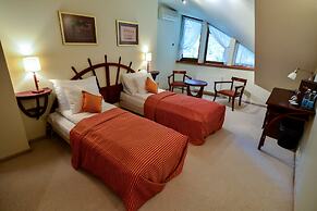 Port Hotel