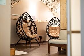 Le Grand Aigle, Friendly Hotel