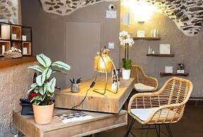 Le Grand Aigle, Friendly Hotel