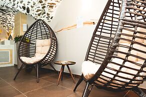 Le Grand Aigle, Friendly Hotel