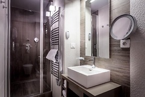 Le Grand Aigle, Friendly Hotel