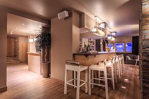 Le Grand Aigle, Friendly Hotel
