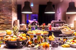 Le Grand Aigle, Friendly Hotel