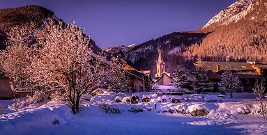 Le Grand Aigle, Friendly Hotel