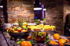 Le Grand Aigle, Friendly Hotel