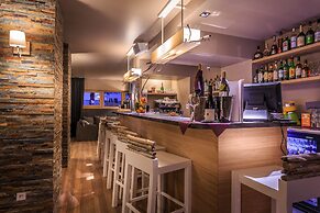Le Grand Aigle, Friendly Hotel