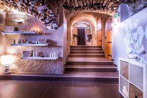 Le Grand Aigle, Friendly Hotel