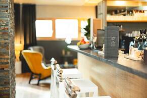 Le Grand Aigle, Friendly Hotel